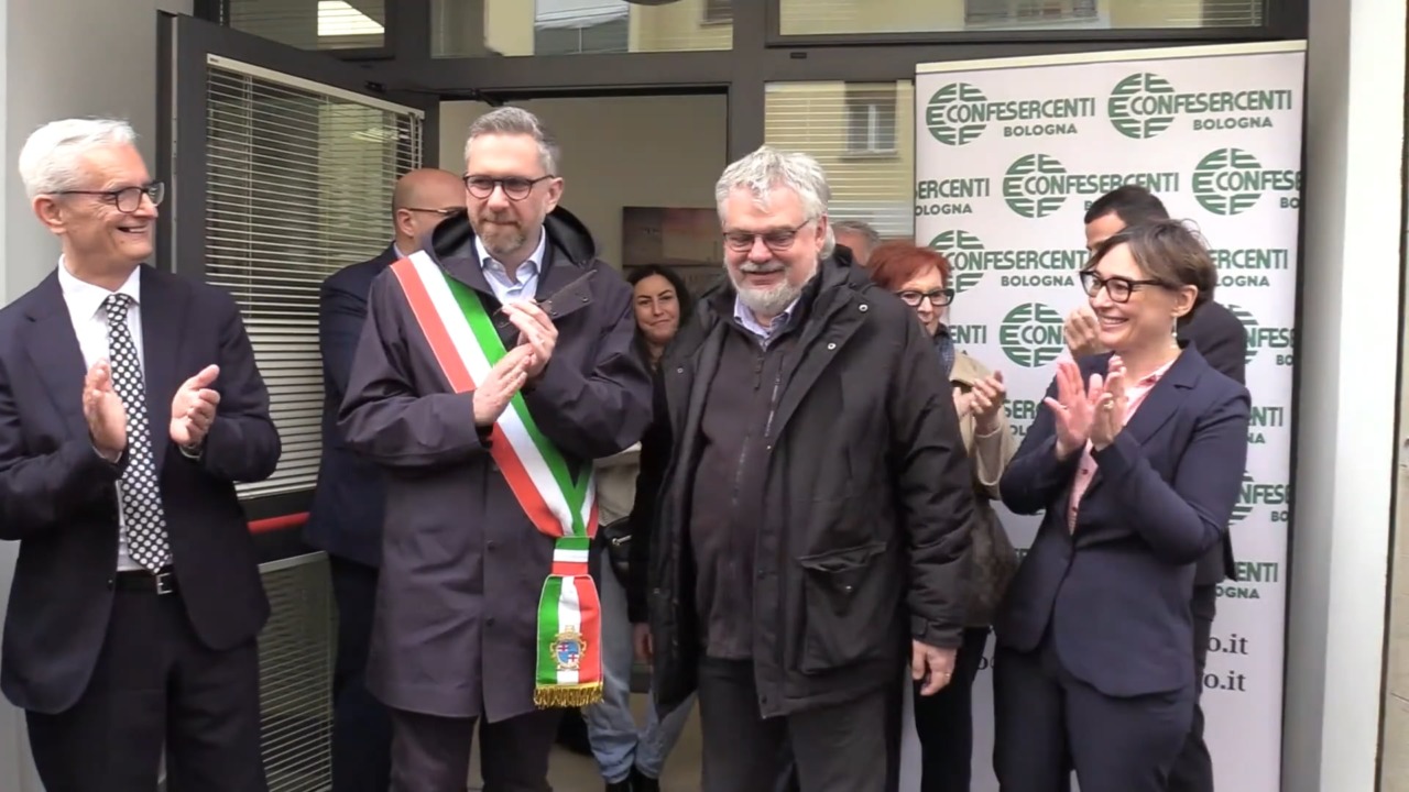 Taglio del nastro per la nuova sede di Confesercenti in via Brugnoli in centro storico