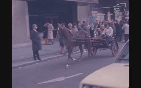 Torna l’ombra dell’austerity: Bologna senza benzina, in bici e a cavallo nei film di famiglia negli anni ’70