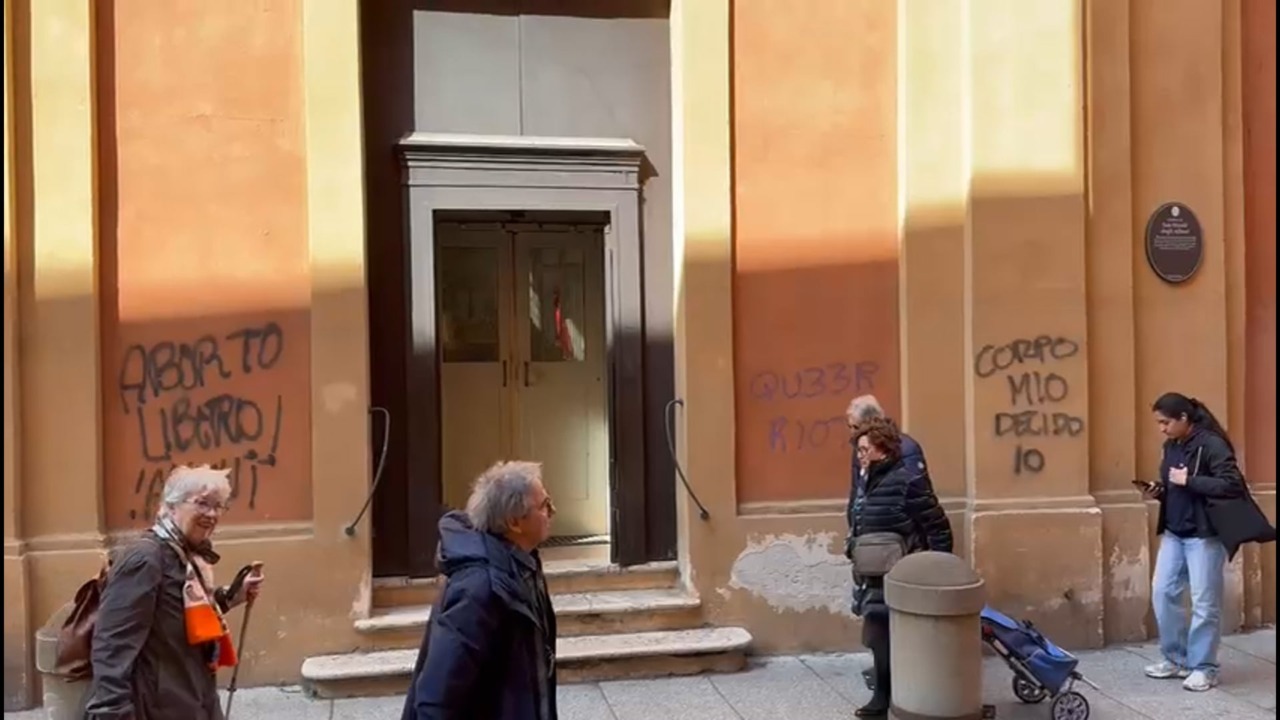 Nel mirino degli imbrattratori pure una chiesa