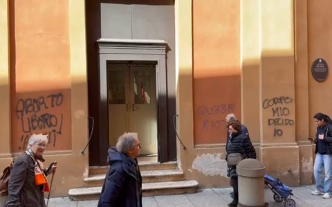 Nel mirino degli imbrattratori pure una chiesa