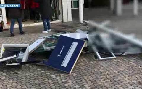 Sgominata banda specializzata in assalti ai bancomat