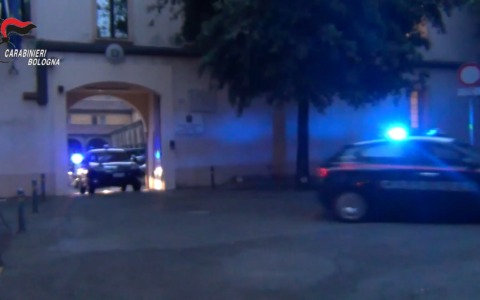 Presa a pugni da un un aggressore in passamontagna