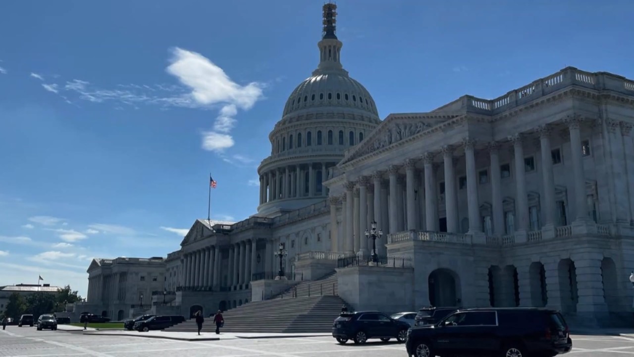 Tu vuò fà l’americano: scontro FdI-Pd sul viaggio di Lepore