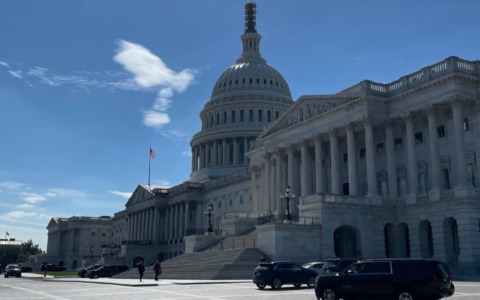 Tu vuò fà l’americano: scontro FdI-Pd sul viaggio di Lepore