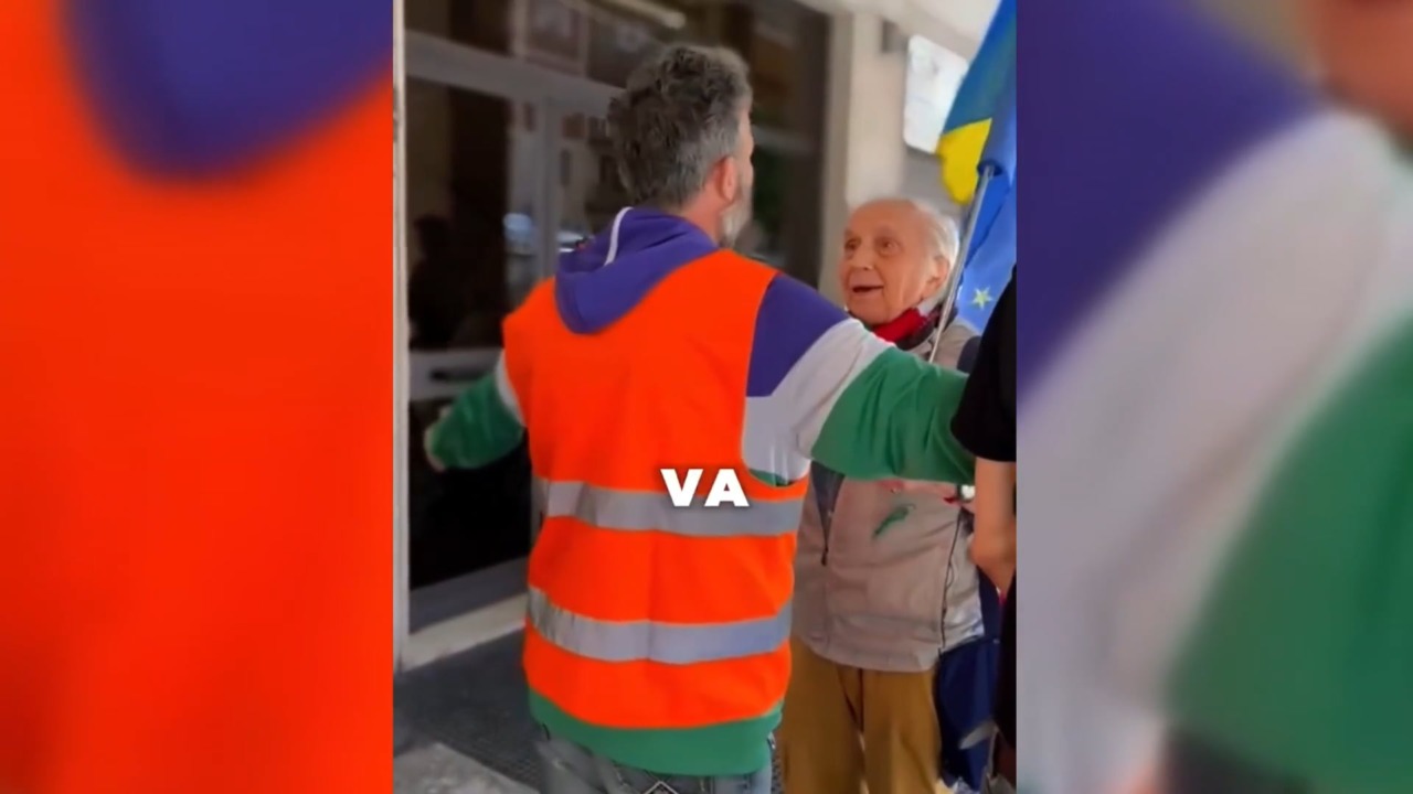 25 Aprile: prof in pensione con bandiera ucraina allontanato dal corteo ‘antagonista’. La condanna della Picierno