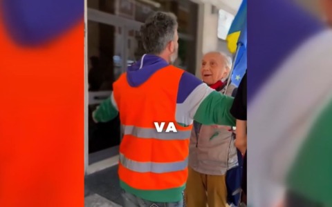 25 Aprile: prof in pensione con bandiera ucraina allontanato dal corteo ‘antagonista’. La condanna della Picierno