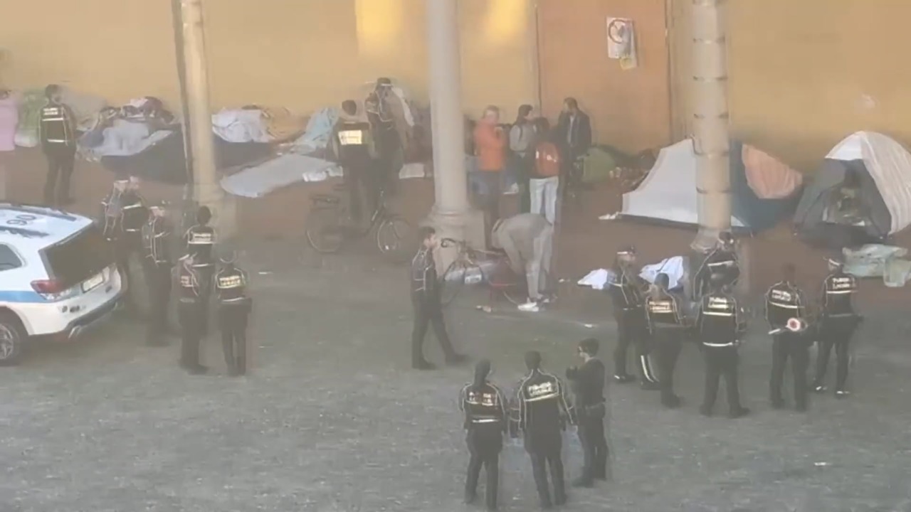 Sgomberato portico dell’Annunziata a Bologna. Le immagini