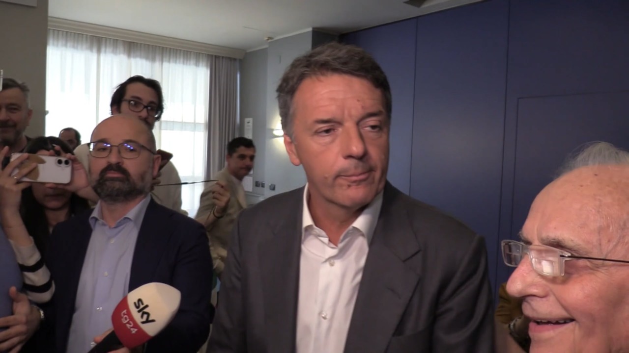 Matteo Renzi a Bologna per portare solidarietà a Tino Ferrari, allontanato dal corteo perché portava la bandiera dell’Ucraina