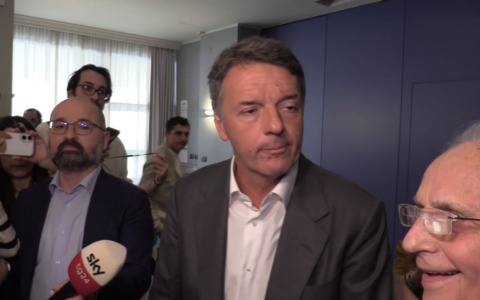 Matteo Renzi a Bologna per portare solidarietà a Tino Ferrari, allontanato dal corteo perché portava la bandiera dell’Ucraina