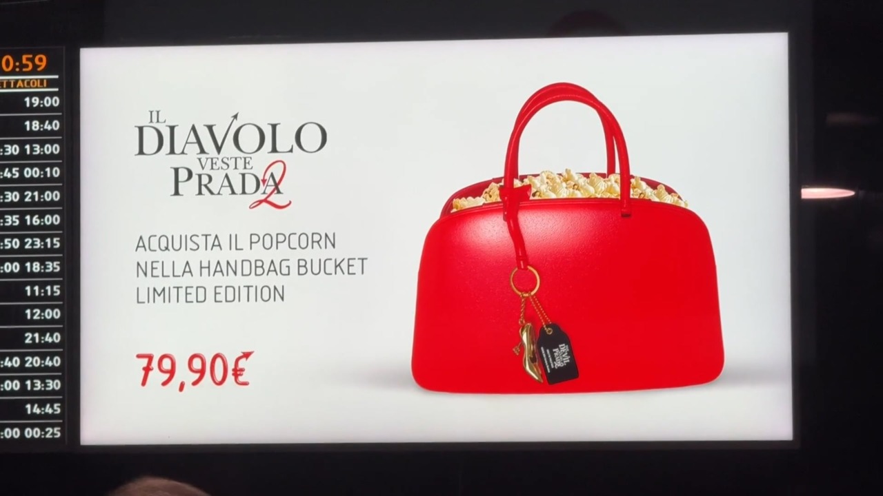 Esce “Il diavolo  veste Prada 2” e a Bologna c’è chi fa la corsa al gadget iconico