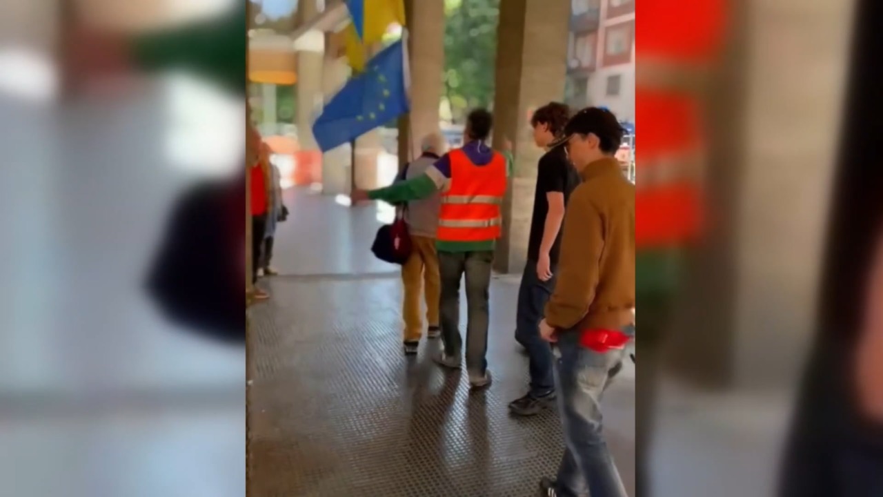 Parla l’uomo che ha fermato l’anziano con la bandiera dell’Ucraina il 25 aprile a Bologna