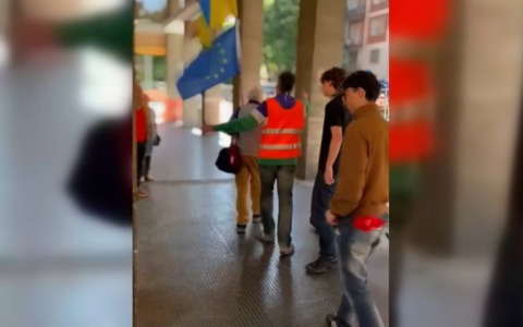 Parla l’uomo che ha fermato l’anziano con la bandiera dell’Ucraina il 25 aprile a Bologna