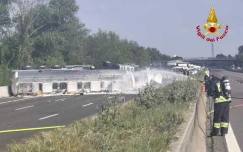 Incidente mortale in A14, chiuso il tratto tra Castel San Pietro Terme e Bologna San Lazzaro. Soccorritori al lavoro per ripristinare la situazione
