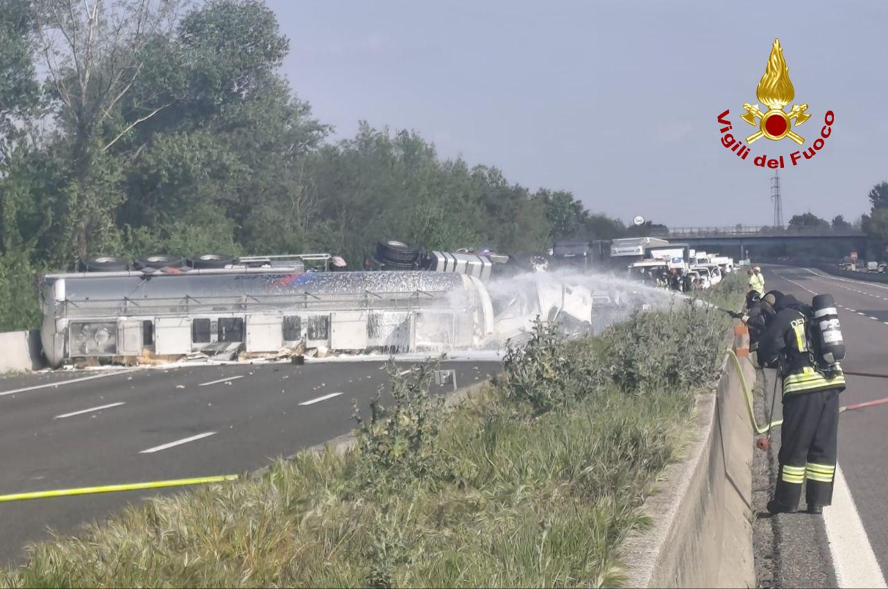 Incidente mortale in A14, chiuso il tratto tra Castel San Pietro Terme e Bologna San Lazzaro. Soccorritori al lavoro per ripristinare la situazione