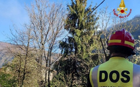 Incendio in Appennino, dopo tre giorni non è ancora spento