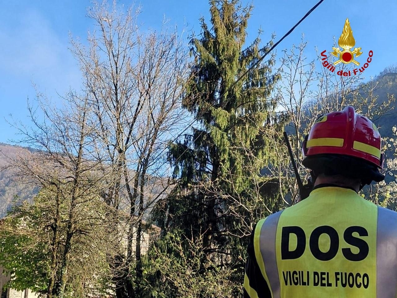 Incendio in Appennino, dopo tre giorni non è ancora spento