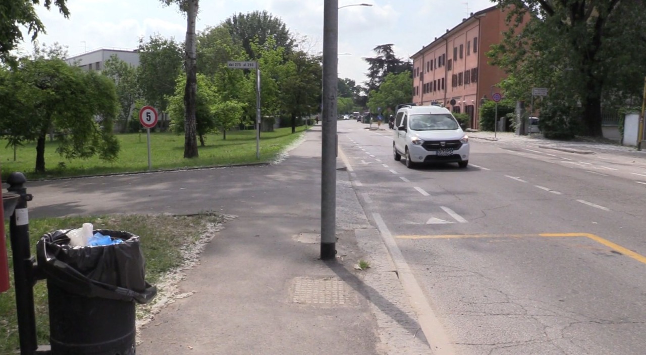 Ferito a coltellate in via Zanardi, reagisce alla Polizia e viene denunciato