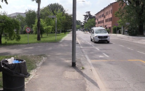 Ferito a coltellate in via Zanardi, reagisce alla Polizia e viene denunciato