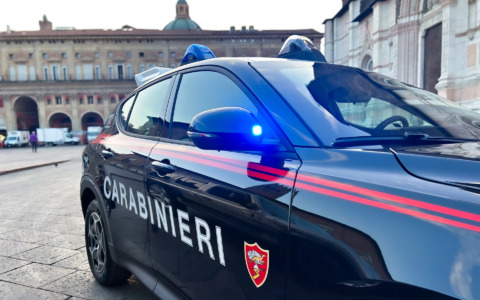 In Piazza Maggiore 37enne ruba smartphone a turista e tenta di estorcerle denaro per la restituzione