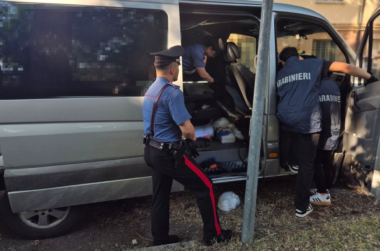 Oltre cinque chili di cocaina nascosti in un furgone proveniente dalla Spagna: tre arresti
