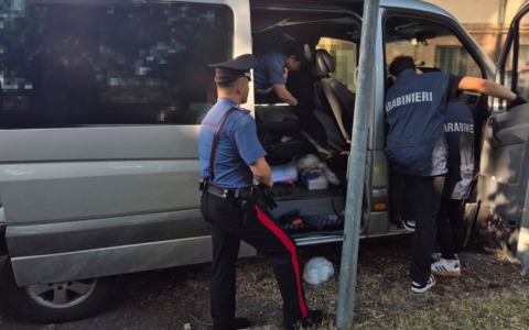 Oltre cinque chili di cocaina nascosti in un furgone proveniente dalla Spagna: tre arresti