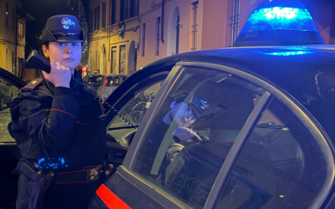Interviene per difendere una giovane: passeggero aggredito a bordo di un autobus