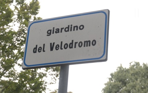 Anziano accerchiato e derubato vicino al parco del Velodromo a Bologna