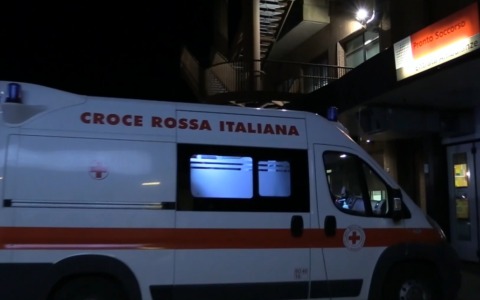Dopo un incidente in A14, automobilista minaccia i soccorritori e ruba l’ambulanza: fermato dalla polizia