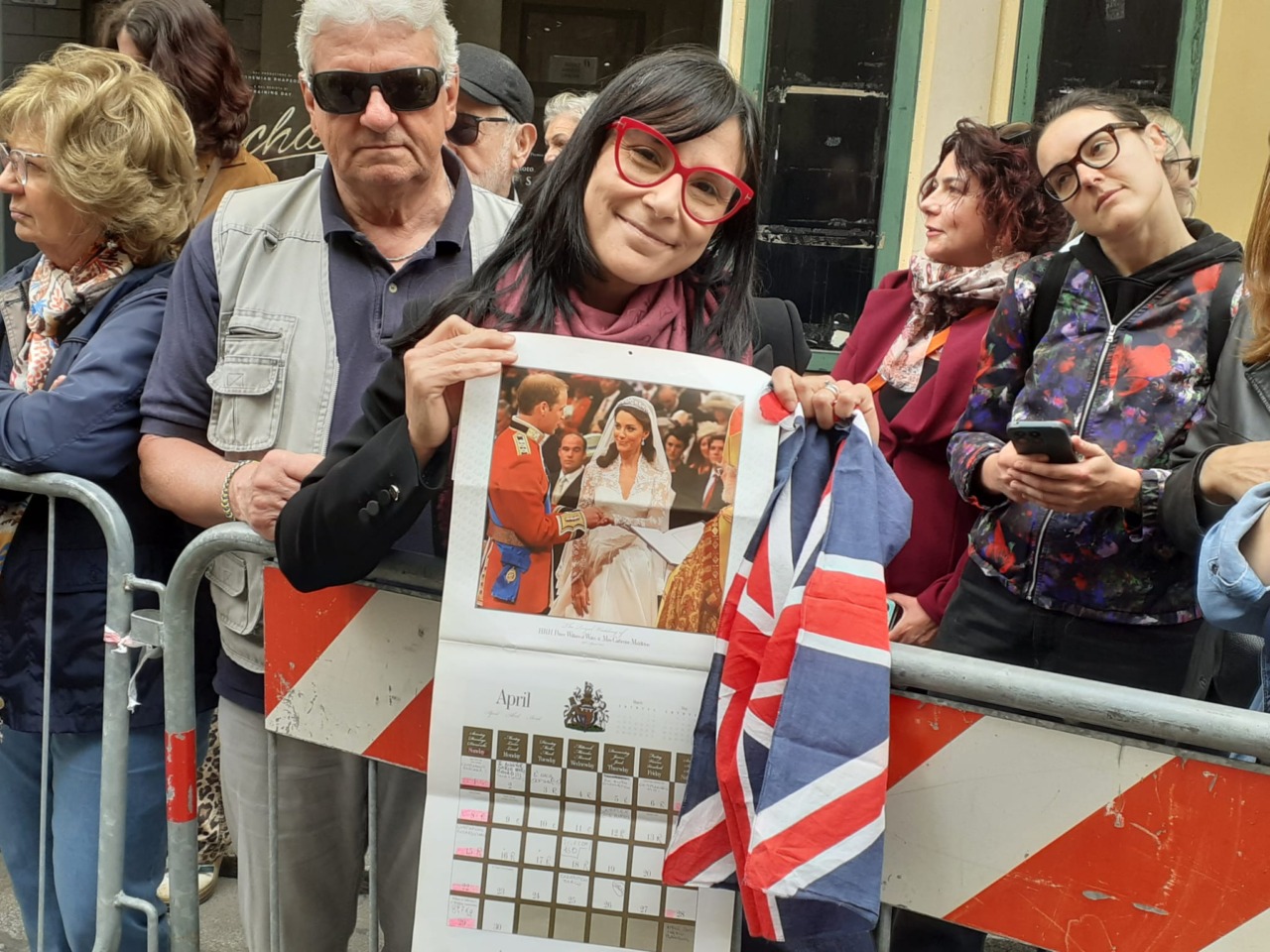 La principessa Kate a Reggio Emilia: l’attesa dei fan fra foto, bandiere e fiori