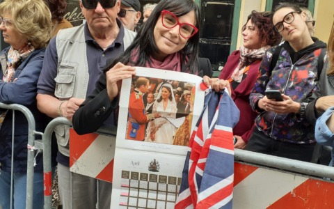La principessa Kate a Reggio Emilia: l’attesa dei fan fra foto, bandiere e fiori
