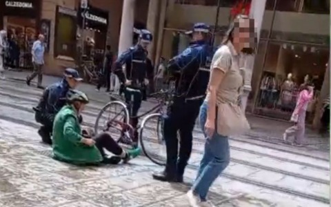 Un altro ciclista cade a ridosso dei binari del tram, questa volta in via Indipedenza