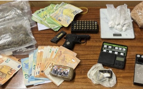 Spaccio fra Imola e Ravenna: la polizia arresta due fratelli, sequestrati droghe e contanti