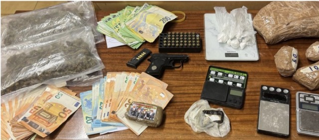 Spaccio fra Imola e Ravenna: la polizia arresta due fratelli, sequestrati droghe e contanti