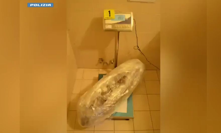 10 kg di marijuana nel sacco da boxe: corriere della droga arrestato dalla Polizia