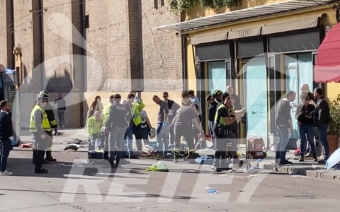 Paura a Modena, falcia i pedoni in macchina lungo la via Emilia: 8 feriti, tra cui 4 gravi