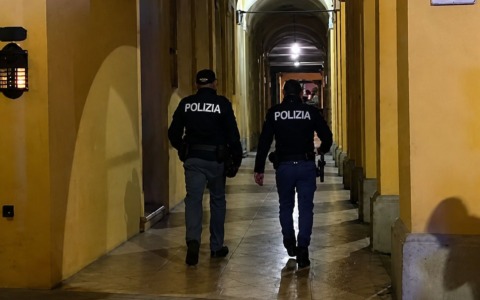 Ruba un portafogli al cliente di un ristorante e usa subito il bancomat: arrestato