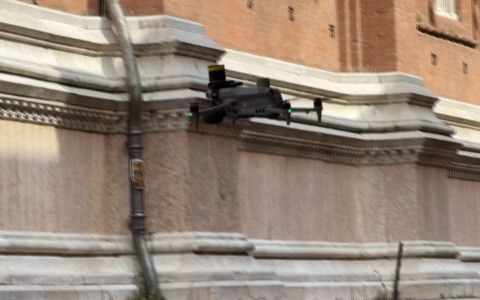 Un san-drone che vigila sullo stato di salute della Basilica patronale
