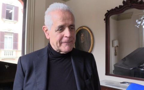 Formigoni non ci molla e presenta “Una storia popolare”