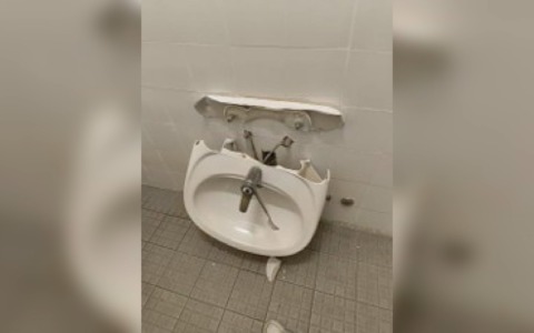Danneggiamenti all’Istituto Copernico, divelti arredi e porte