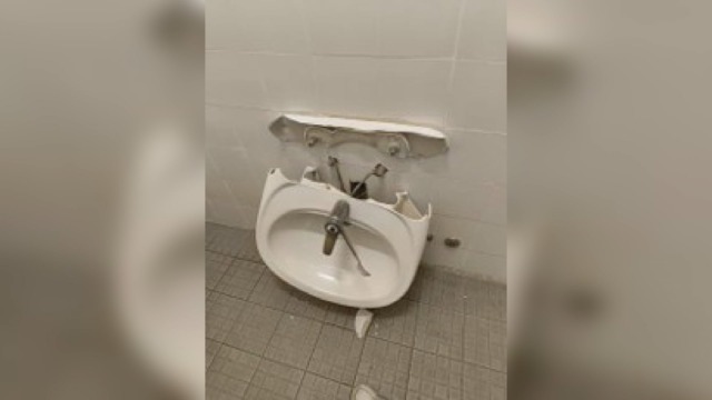 Danneggiamenti all’Istituto Copernico, divelti arredi e porte