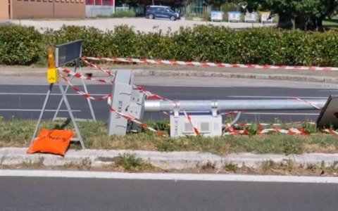 Incidente stradale in via Cavina: abbattuto l’autovelox. Incerti i tempi di ripristino