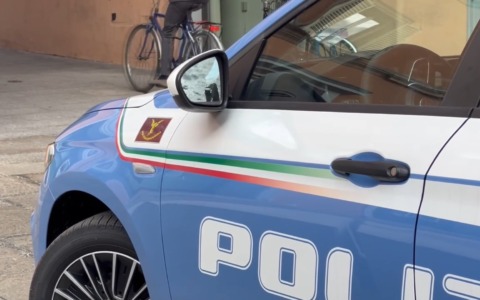 Finto dipendente Inps tenta di truffare una 74enne in casa: scoperto e fermato dal vicino di casa poliziotto