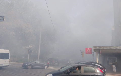 Doppio incendio nel quartiere San Donato-San Vitale