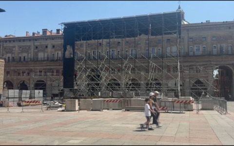 Piazza Maggiore, i lavori per realizzare il maxi schermo dell’estate