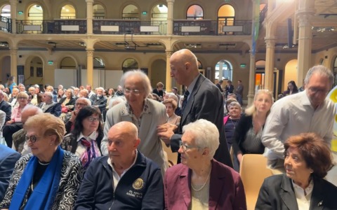 Le lunghe nozze delle coppie bolognesi premiate con una pergamena