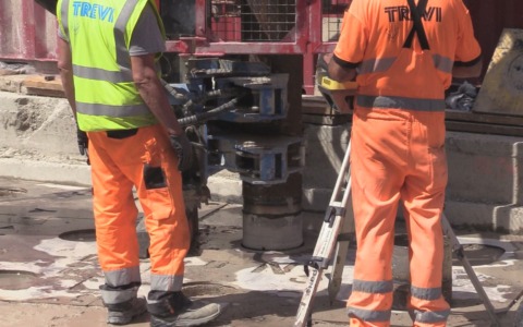 Garisenda,  nuova fase dei lavori: iniziata la perforazione del terreno per l’installazione di due dei settanta micropali