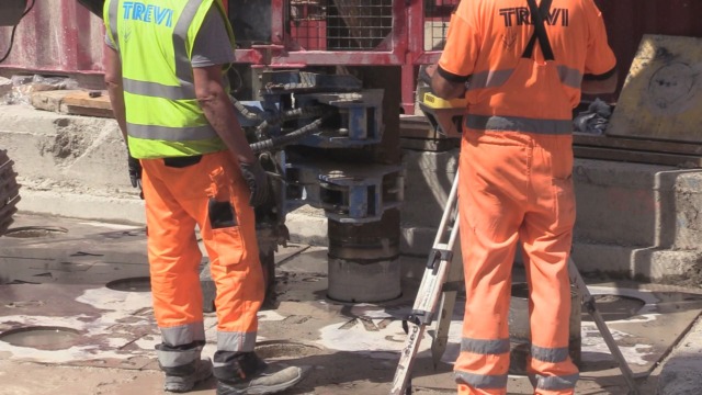 Garisenda,  nuova fase dei lavori: iniziata la perforazione del terreno per l’installazione di due dei settanta micropali