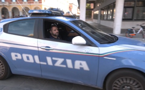 Scopre in una vetrina un anello che le era stato rubato. Denunciata per furto l’ex collaboratrice domestica