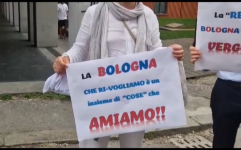Camminata antidegrado organizzata dai residenti di via Parigi e dintorni in pieno centro storico
