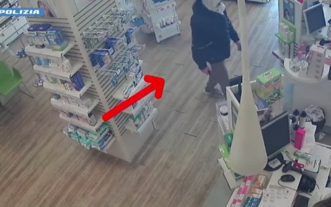 Una busta in testa per rapinare la farmacia di via della Battaglia, 51enne finisce in carcere